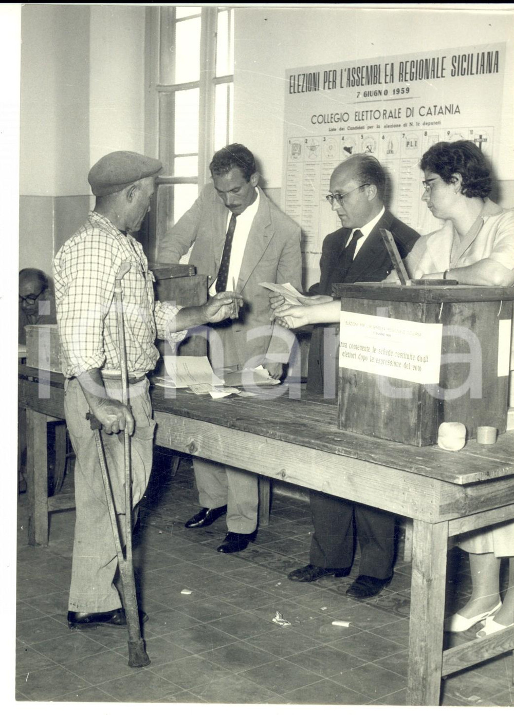 Fotografia d epoca originale 1959 CATANIA ELEZIONI REGIONALI Un mutilato di guerra al voto Foto 14x18 1