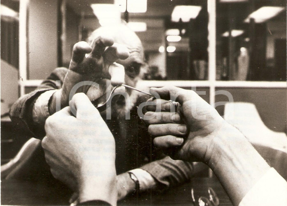 Fotografia d epoca originale 1965 ca MAGIA James RANDI svela il trucco di Uri GELLER per piegare forchetta 1