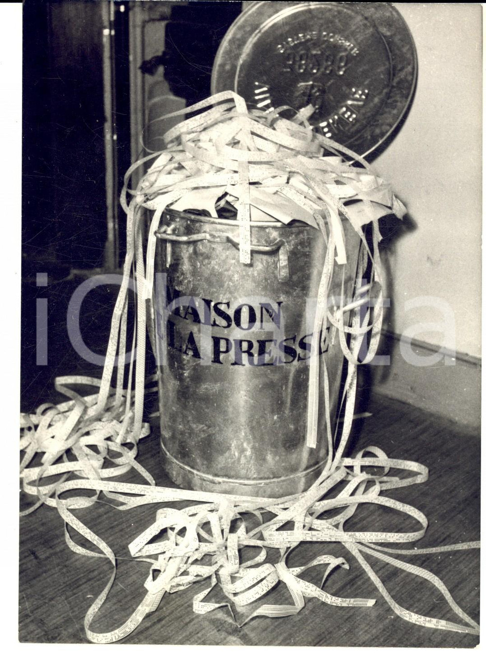 Fotografia d epoca originale 1954 GENEVE Maison de la Presse  Poubelle pleine pendant ConfÃ©rence Asiatique 1