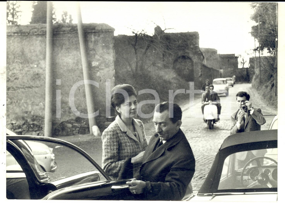 Fotografia d epoca originale 1963 ROMA Via Appia  Principessa SORAYA in visita privata Foto 18x14 cm 1