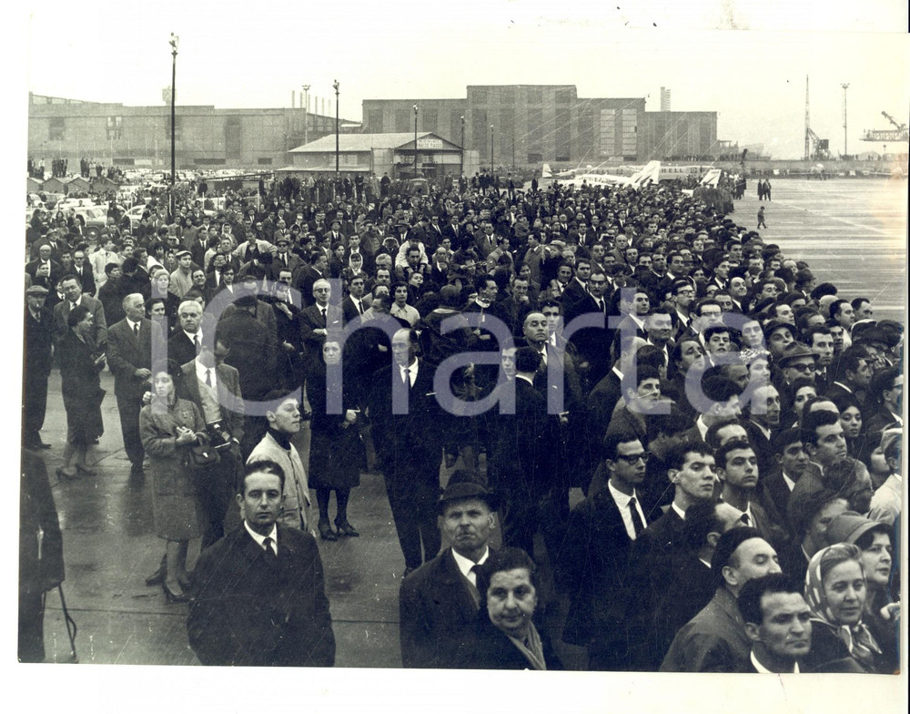 Fotografia d epoca originale 1965 GENOVA Pubblico assiste a una manifestazione aerea Foto 24x18 cm 1