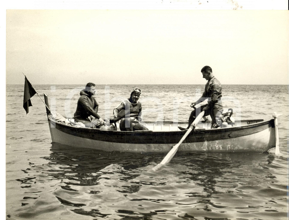Fotografia d epoca originale 1957 ALBENGA SV Sommozzatori in barca all Isola GALLINARA Foto 24x18 cm 1