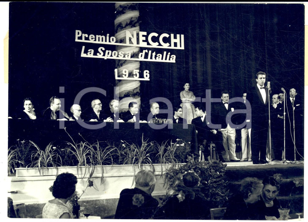 Fotografia d epoca originale 1957 CASINO  DI MERANO Mike BONGIORNO presenta premio NECCHI Sposa d Italia 1