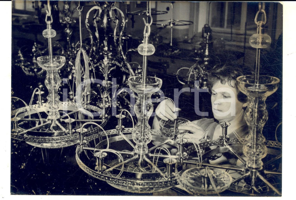Fotografia d epoca originale 1968 KAMENICKY SENOV Fabbrica di lampadari in cristallo di Boemia Foto 1
