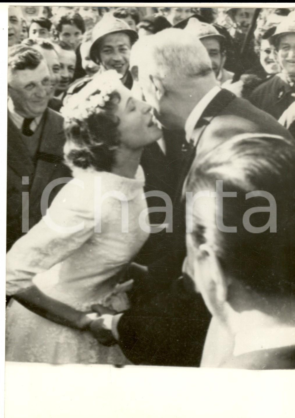 Fotografia d epoca originale 1960 PEZENAS Charles DE GAULLE embrasse Mme HERBAULT mariÃ©e du jour  Photo 1