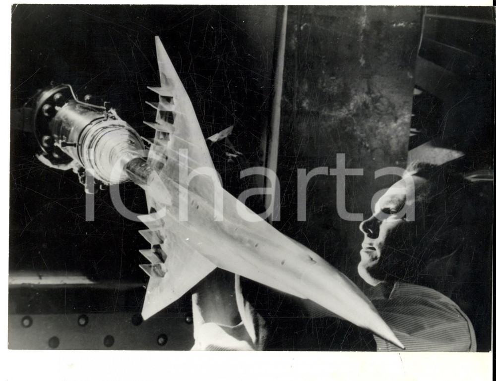Fotografia d epoca originale 1970 ca USA Tecnico esamina modello aereo LOCKHEED L2000 supersonico Foto 1