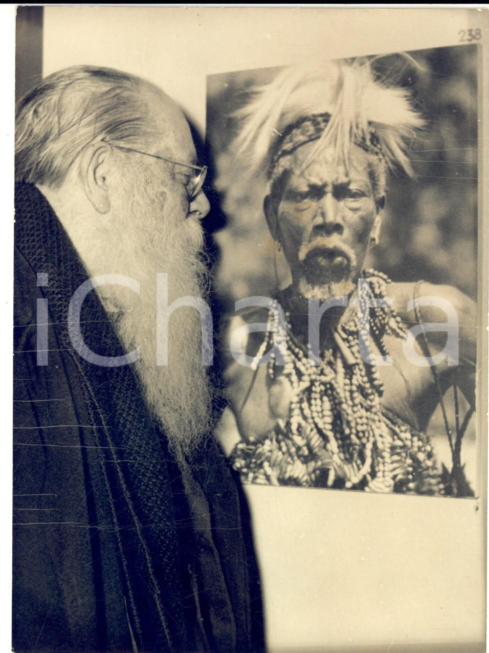 Fotografia d epoca originale 1957 PARIS Salon National de la Photographie  Viellard avec photo d indigène 1