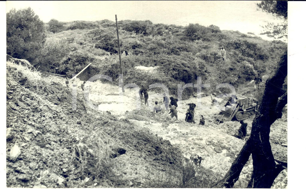 Fotografia d epoca originale 1959 CAPO CERVO IM Una frana scivolata verso la ferrovia di ANDORA Foto 1