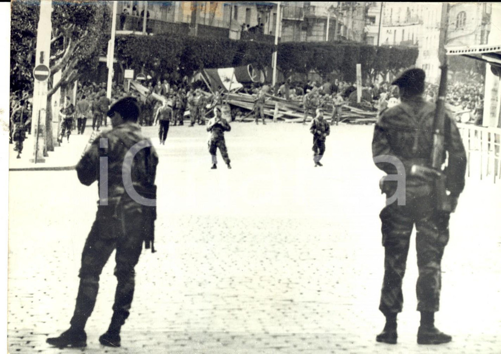 Fotografia d epoca originale 1960 ALGER Paras devant la barricade des insurgÃ©s en rue Charles PEGUY Photo 1