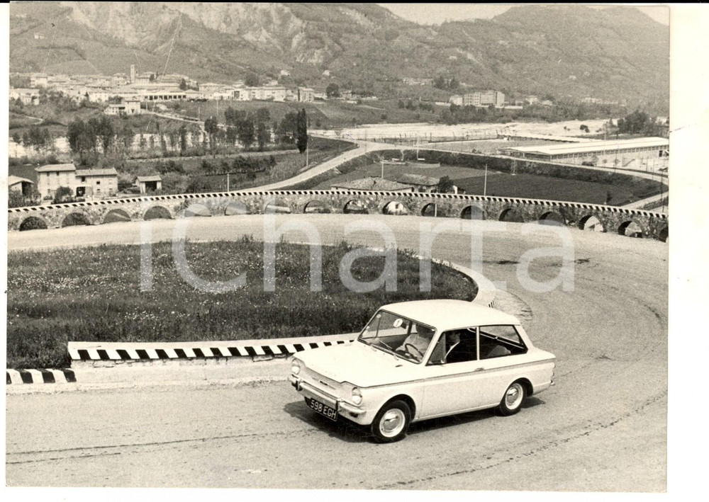 Fotografia d epoca originale 1963 AUTOMOBILISMO Nuova HILLMAN IMP della ROOTES durante le prove in montagna 1