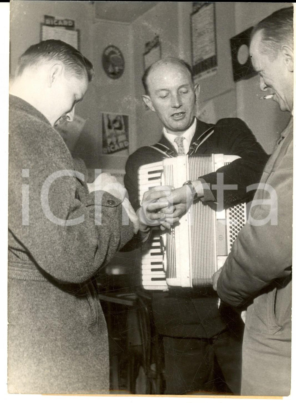 Fotografia d epoca originale 1959 ROUBAIX Roger VERWAERDE pendant un marathon d accordéon Photo 13x18 1