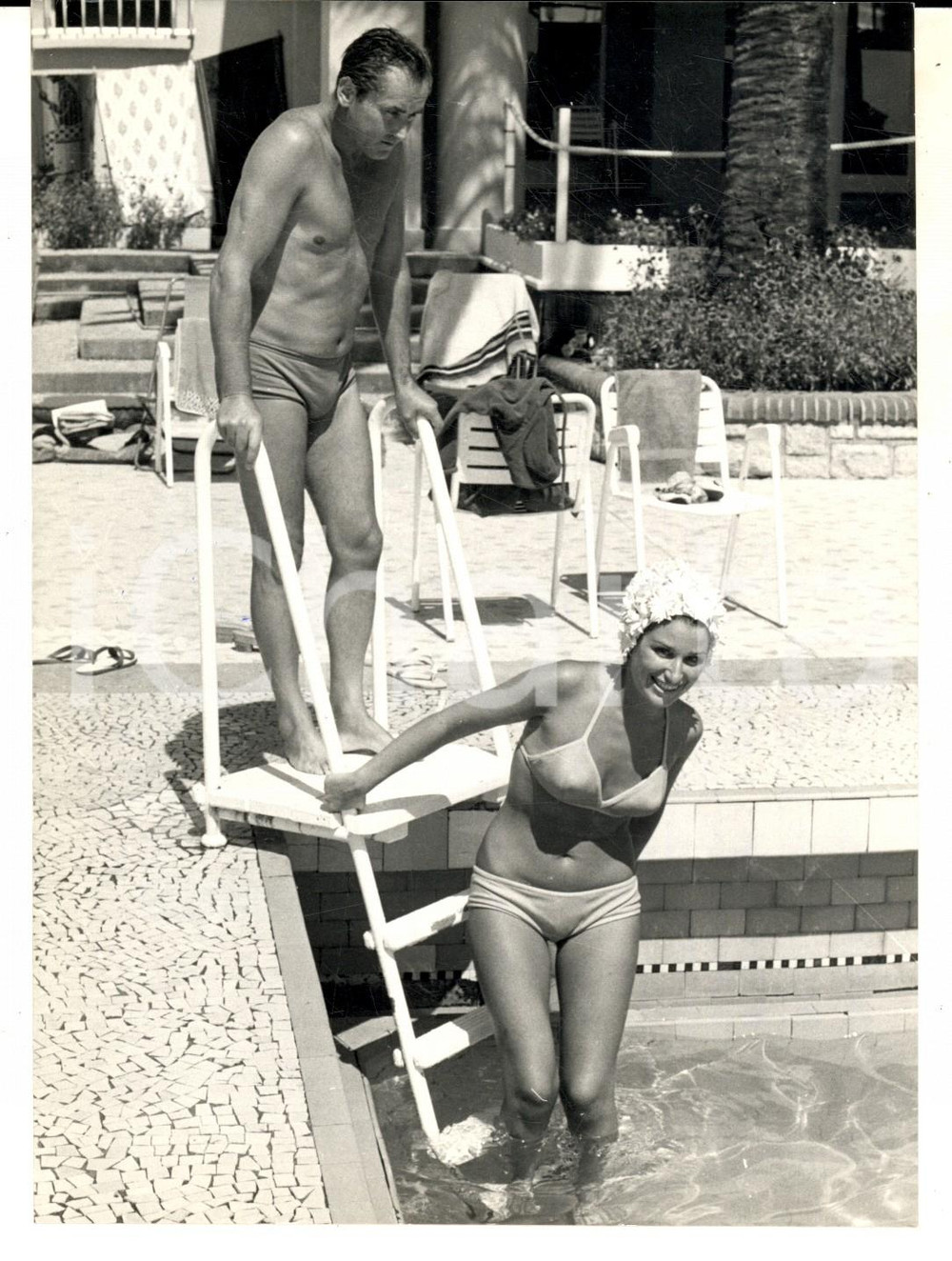 Fotografia d epoca originale 1967 MONTECARLO Soprano Ute DE VARGAS e Milko SKOFIC al Beach Foto 13x18 1