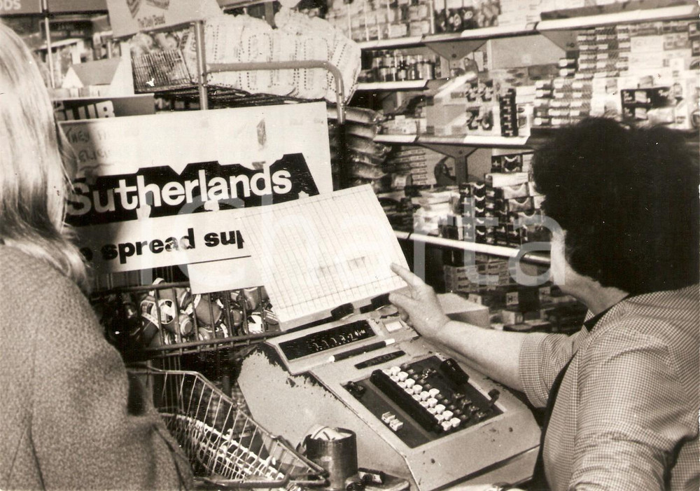 Fotografia d epoca originale 1971 UK Cashier learns Metric System after dismission of Imperial Units Foto 1