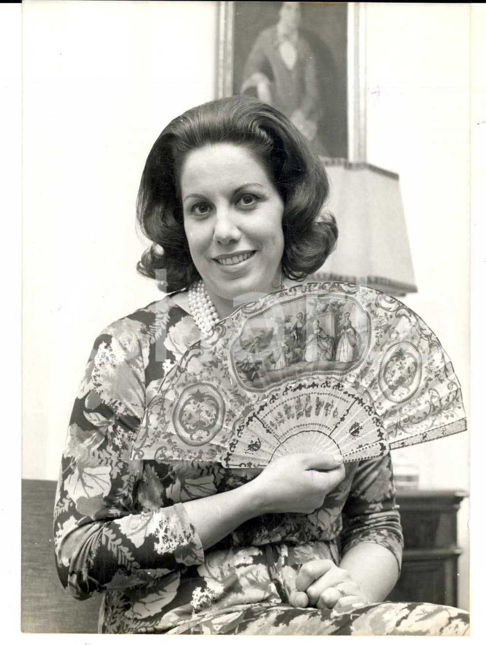 Fotografia d epoca originale 1965 MILANO Soprano Ilva LIGABUE in partenza per tournée negli Stati Uniti Foto 1