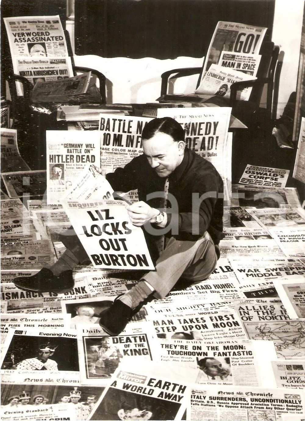 Fotografia d epoca originale 1971 UNITED KINGDOM John FROST with his collection of newspapers Foto 13x18 cm 1