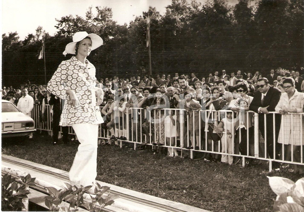 1965 ca REGGIA DI CASERTA Sfilata di alta moda nel Parco *Foto 18x12 cm