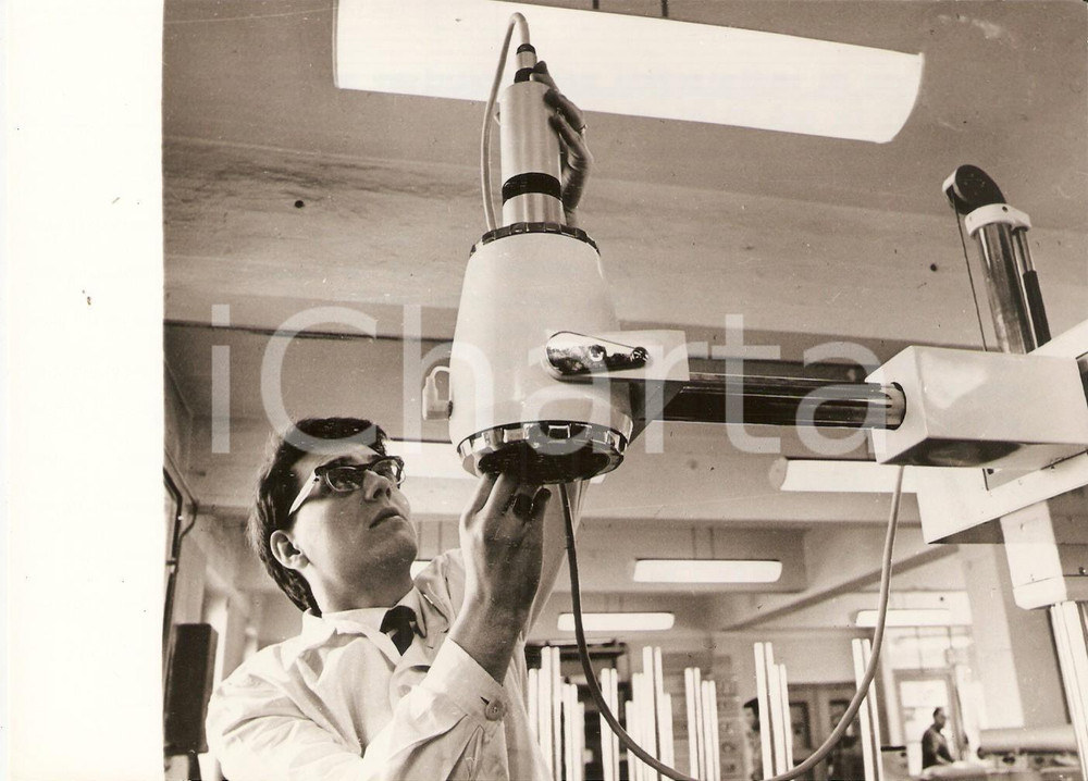 Fotografia d epoca originale 1968 BUDAPEST Ing. Attila KATONA monta SCINTIKART NUMERIK Radioisotopi Foto 1