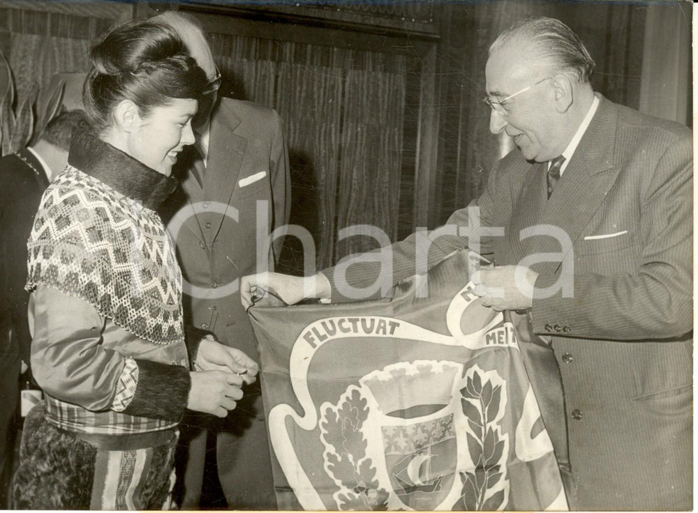 Fotografia d epoca originale 1960 PARIS Julien TARDIEU donne foulard de la ville Ã  groenlandaise Maria HOLM 1