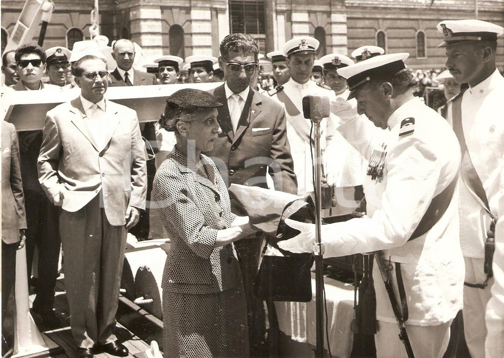 Fotografia d epoca originale 1957 CATANIA Vedova di Antonino TOSCANO consegna bandiera per dragamine SALMONE 1