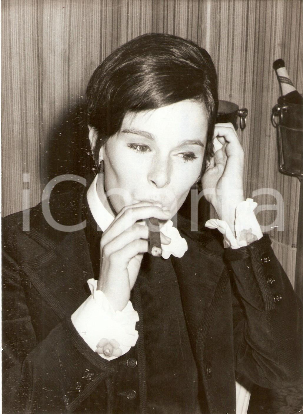 Fotografia d epoca originale 1967 XX FESTIVAL DI CANNES Geraldine CHAPLIN fuma un sigaro Foto 13x18 1