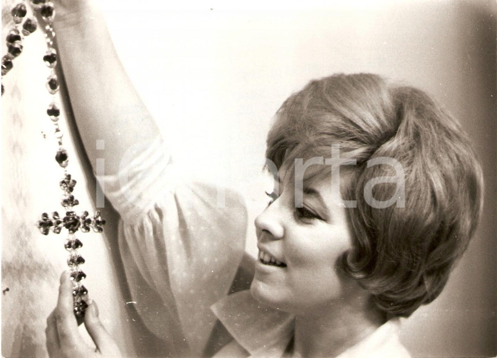 Fotografia d epoca originale 1962 MILANO Wilma DE ANGELIS mostra rosario in pietre preziose Foto 18x13 1