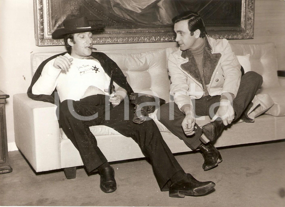 Fotografia d epoca originale 1967 MILANO Tony DALLARA vestito da cowboy insieme a Marcello TILLER Foto 18x13 1