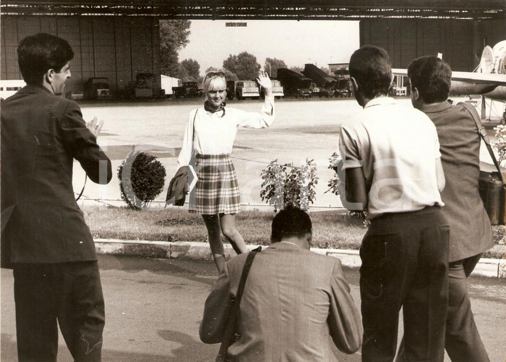 Fotografia d epoca originale 1967 MILANO Sylvie VARTAN ammalia fotografi con un audace minigonna Foto 17x12 1