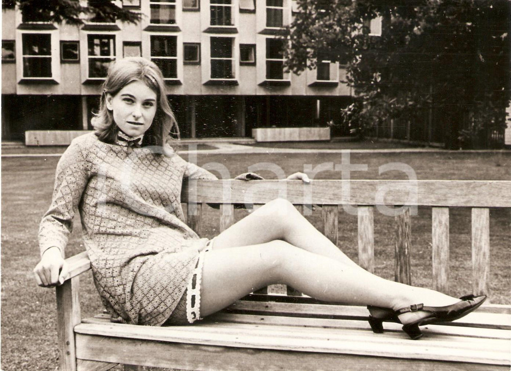 Fotografia d epoca originale 1965 ca LONDON Rosie COX amica di HASSAN II in minigonna Foto 17x12 cm 1