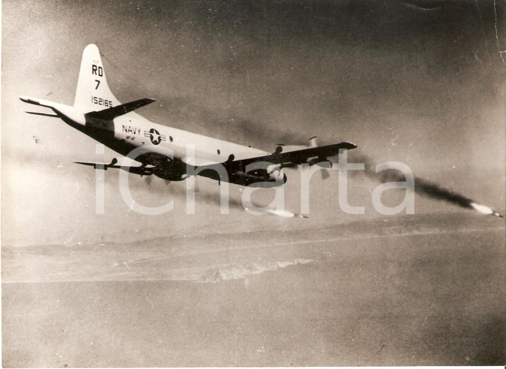 Fotografia d epoca originale 1965 ca US NAVY SEALS Jet RO 7 spara missili in volo Foto 17x12 cm 1