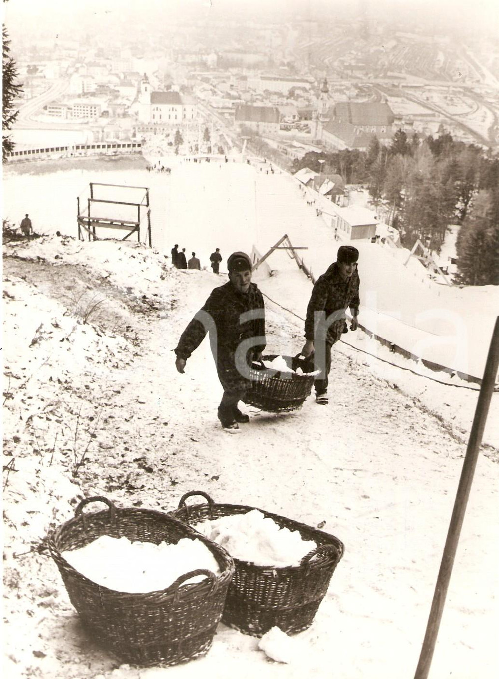 Fotografia d epoca originale 1964 INNSBRUCK  IX OLIMPIADI INVERNALI Soldati trasportano ceste di neve Foto 1