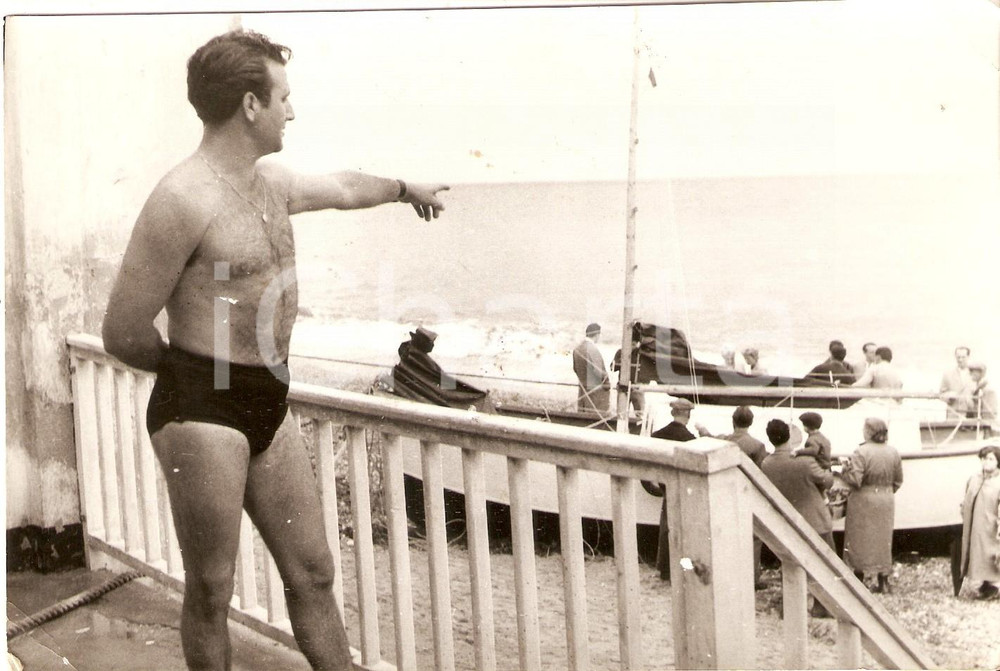 Fotografia d epoca originale 1959 SPOTORNO Bagnino indica ingegnere tedesco con barca arenata Foto 18x12 cm 1