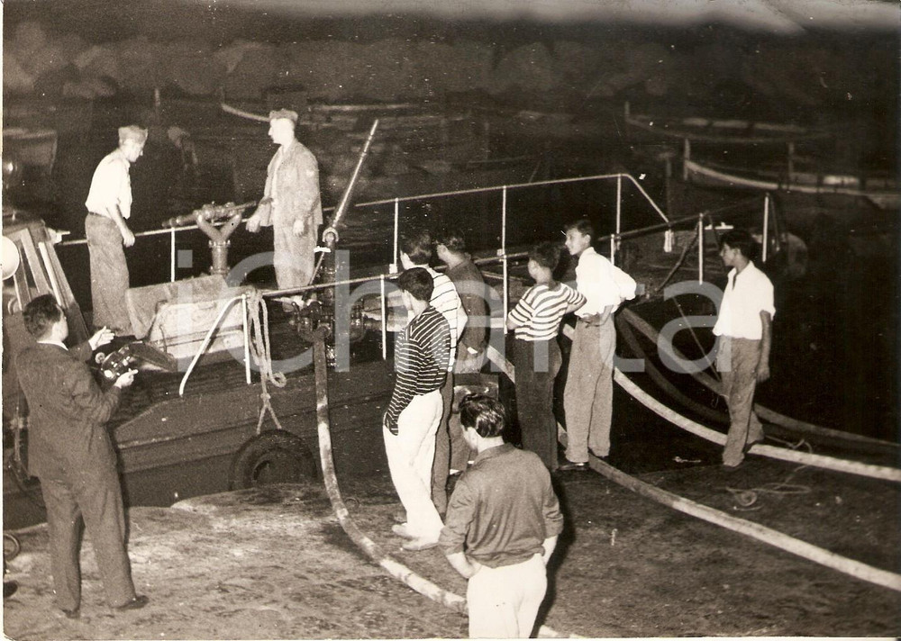 Fotografia d epoca originale 1959 NAPOLI Acqua dal mare per spegnere incendio del cinema SANTA LUCIA Foto 1