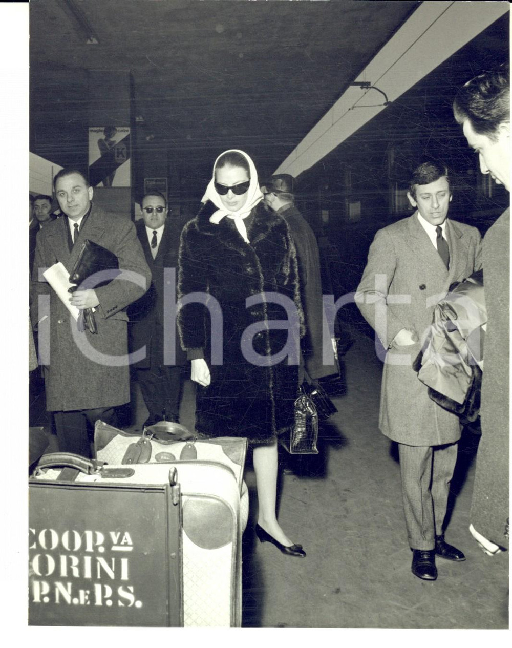 Fotografia d epoca originale 1960 ca MILANO Modella CAPUCINE arriva per girare i caroselli Foto 13x18 cm 1