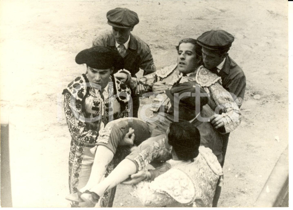 Fotografia d epoca originale 1962 MADRID Torero Manolo VAZQUEZ ferito da un toro e soccorso dai peones Foto 1