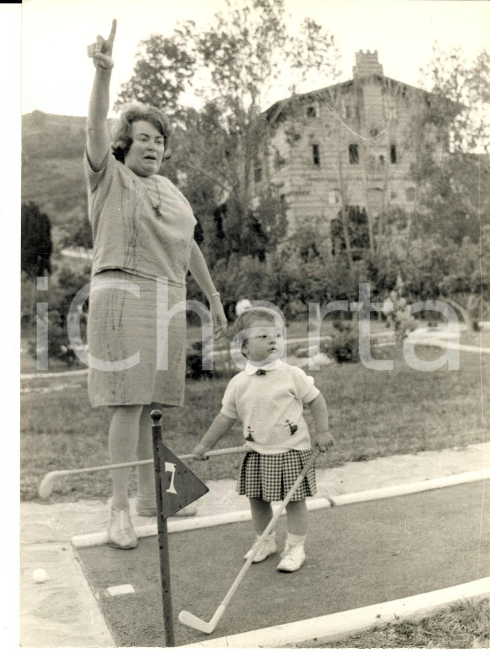 Fotografia d epoca originale 1962 ISOLA D ELBA Anna Maria MUSSOLINI gioca a golf con la figlia Silvia Foto 1