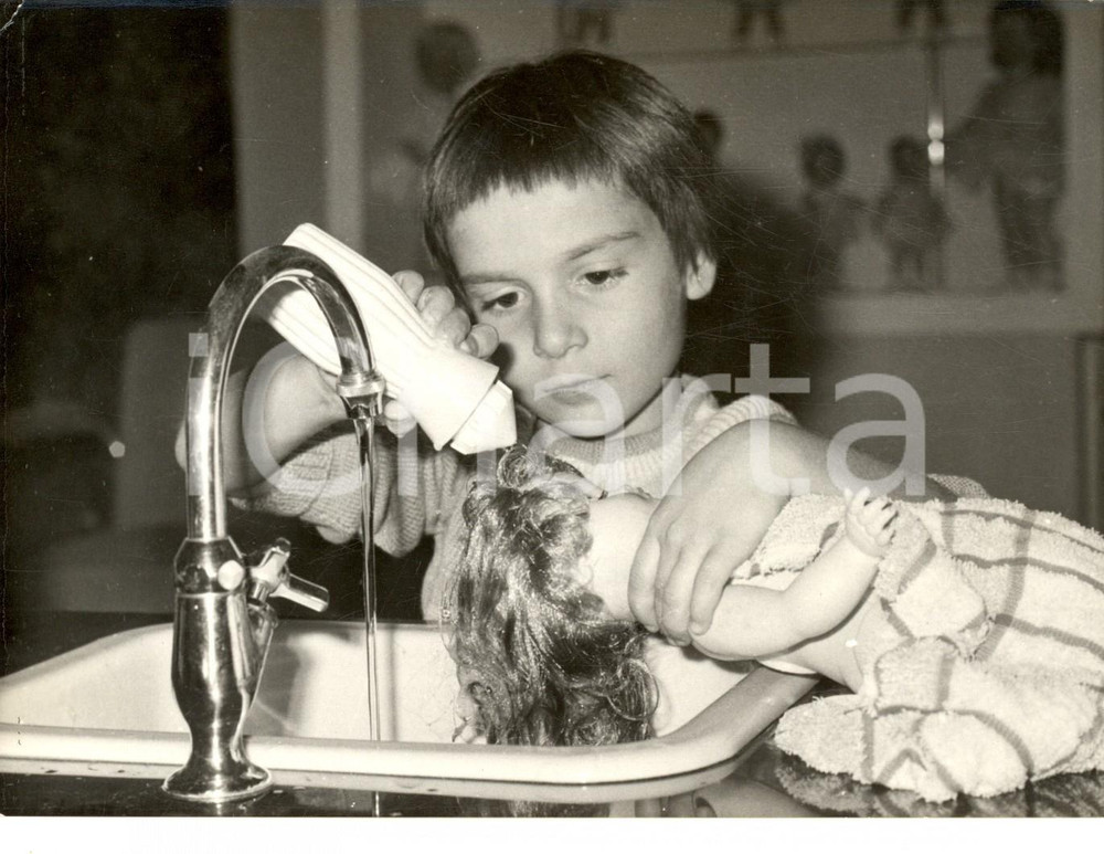 Fotografia d epoca originale 1961 PARIS Salon de l Enfance  Poupée aux cheveux lavables Photo 18x13 cm 1