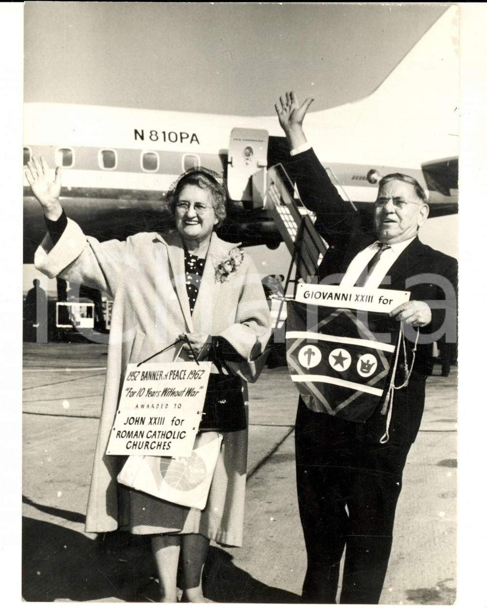 Fotografia d epoca originale 1962 ROMA Vescovo Homer TOMLINSON della Chiesa di Dio porta bandiera al Papa 1