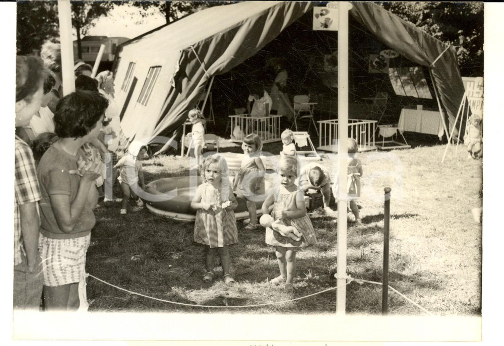 Fotografia d epoca originale 1960 TROUVILLE Première garderie de bébés pour campeurs Photo 18x13 cm 1