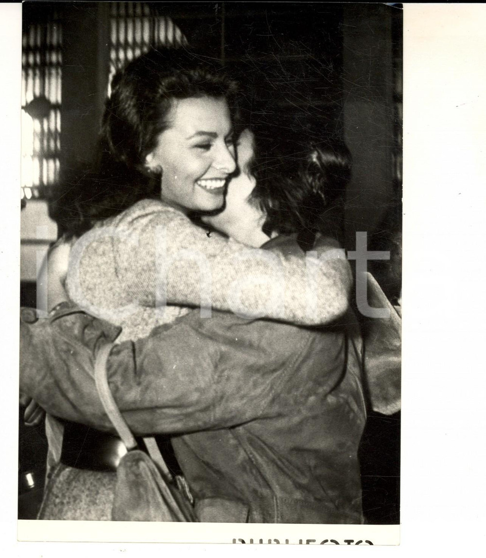 Fotografia d epoca originale 1956 NAPOLI Sophia LOREN abbraccia la sorella al ritorno dalla Grecia Foto 1