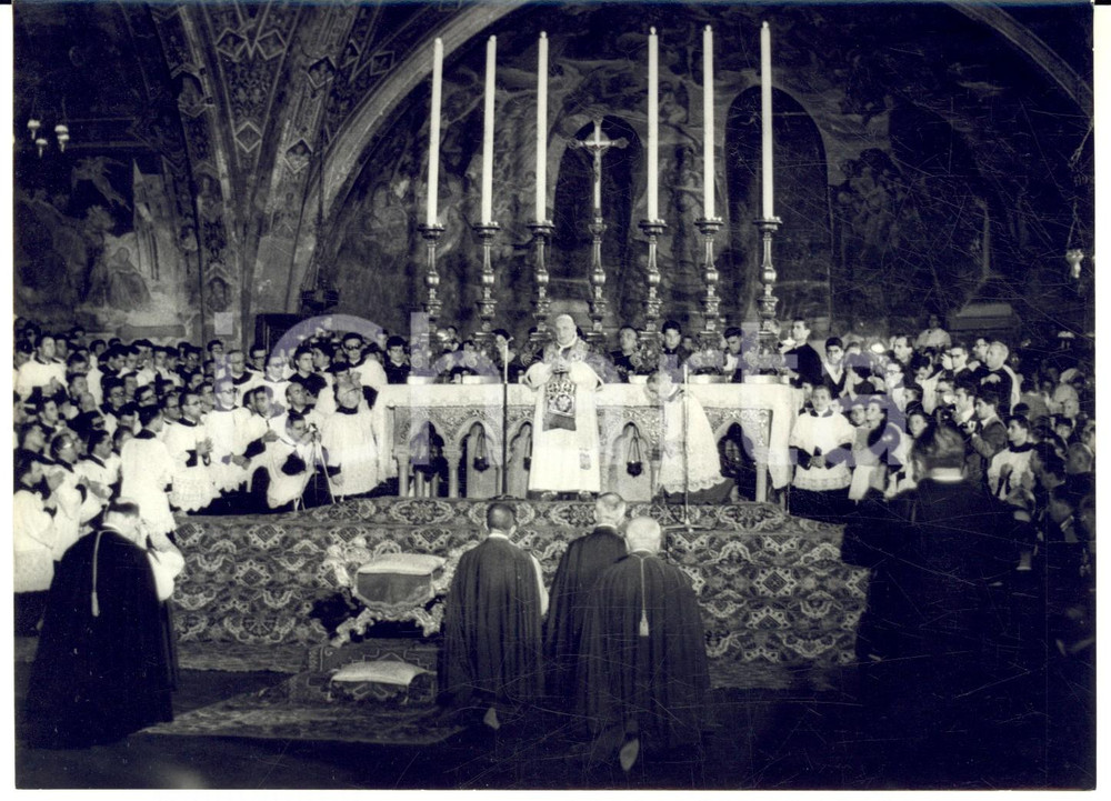 Fotografia d epoca originale 1962 ASSISI Papa Giovanni XXIII prega nella basilica di San Francesco Foto 1