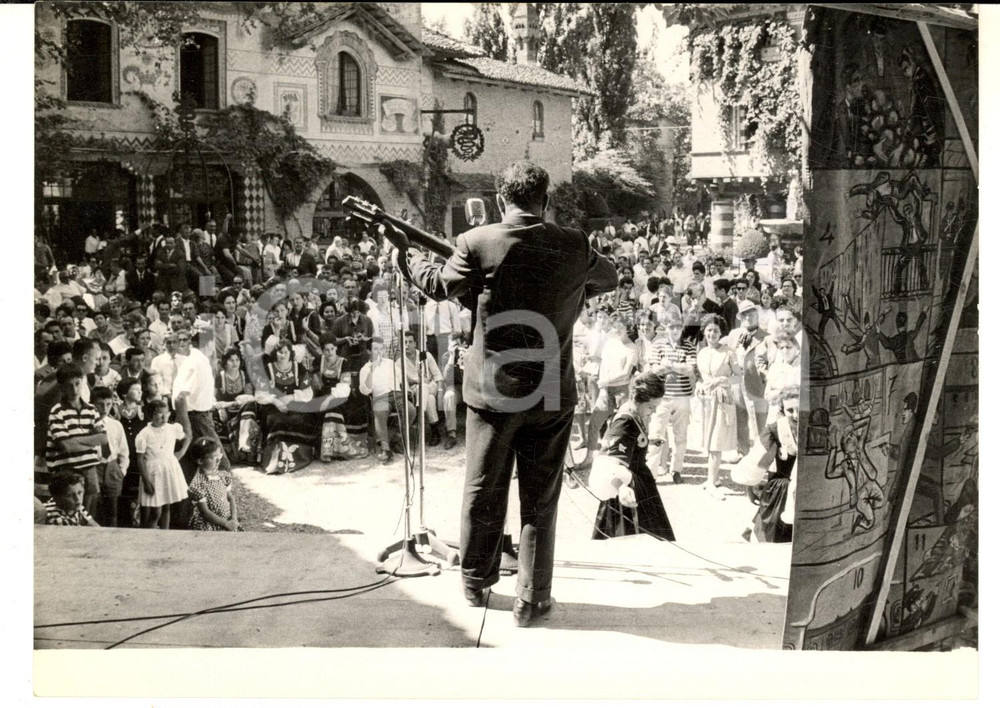 Fotografia d epoca originale 1960 GRAZZANO VISCONTI Sagra dei cantastorie ed elezione TROVATORE D ITALIA Foto 1