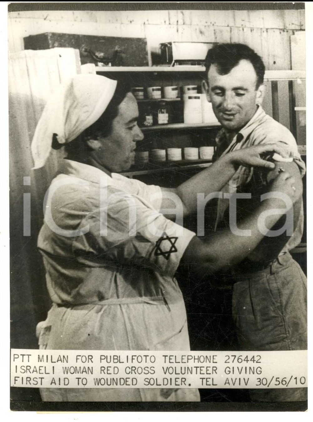 Fotografia d epoca originale 1956 TEL AVIV Infermiera ebraica soccorre un soldato ferito dagli egiziani Foto 1
