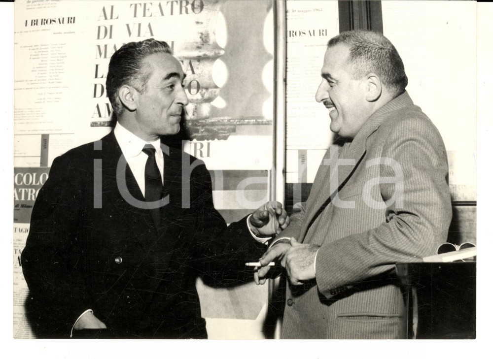 Fotografia d epoca originale 1963 MILANO Paolo GRASSI accoglie Rubes TRIVA al Piccolo Teatro Foto 18x13 cm 1