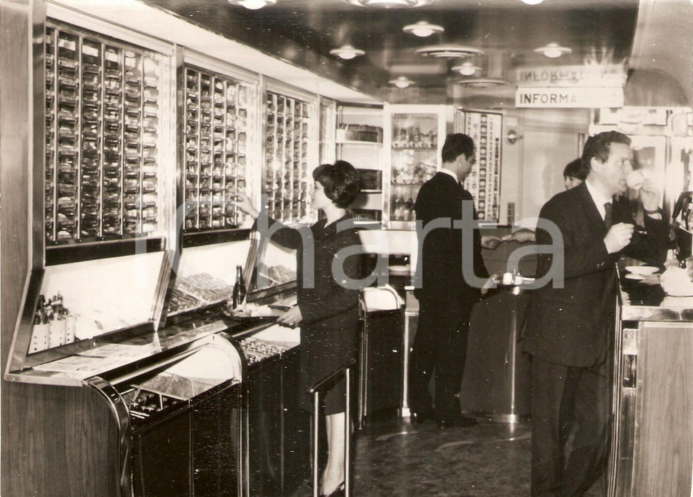 Fotografia d epoca originale 1967 FRANCE Distributori selfservice sui treni francesi SNCF Foto 18x13cm 1