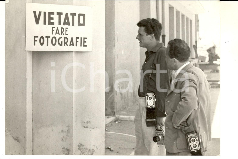 Fotografia d epoca originale 1956 ROMA CINECITTA  Reporter allontanati da Ava GARDNER in La Capannina Foto 1