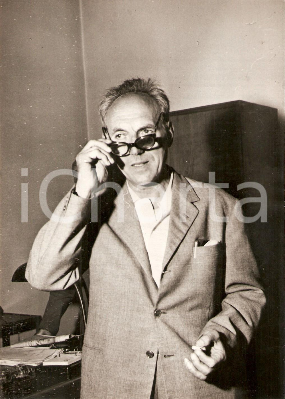 Fotografia d epoca originale 1959 ALESSANDRIA Sante POLLASTRO in Questura per richiedere carta identitÃ  Foto 1