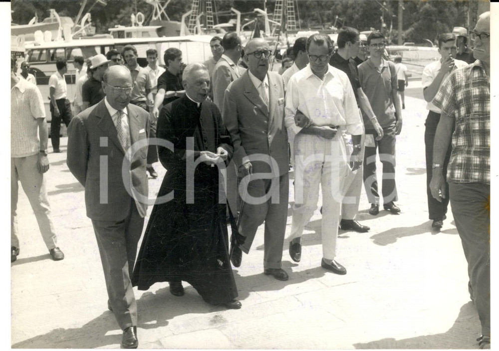 Fotografia d epoca originale 1965 PORTOFINO Cardinal Giacomo LERCARO ricevuto da Salvator GOTTA Foto 18x13 1