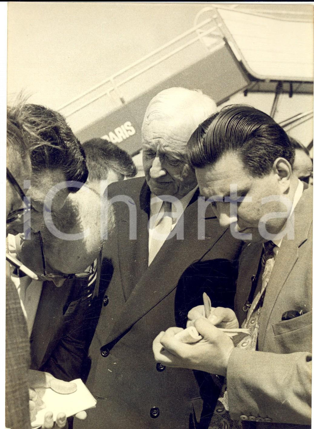 Fotografia d epoca originale 1960 PARIS Miliardario Cyrus EATON dopo l incontro con Nikita KRUSCEV Foto 14x18 1
