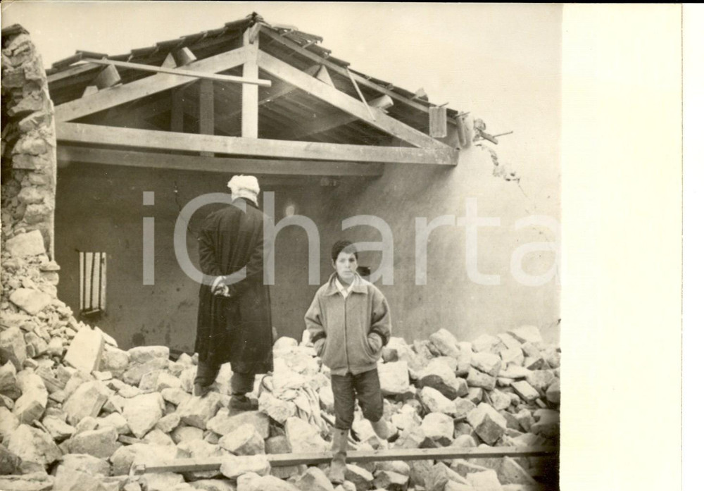 Fotografia d epoca originale 1960 BEN ILMANE ALGERIA Superstiti presso la loro casa devastata dal terremoto 1