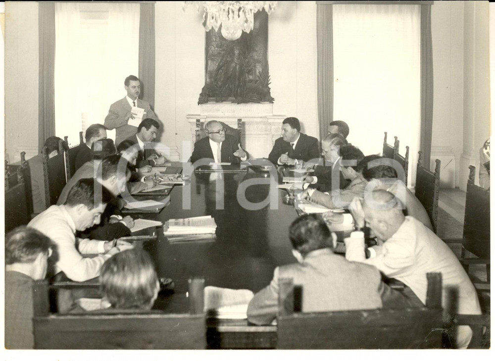 Fotografia d epoca originale 1959 PALERMO Conferenza stampa Silvio MILAZZO presidente Regione Sicilia  Foto 1